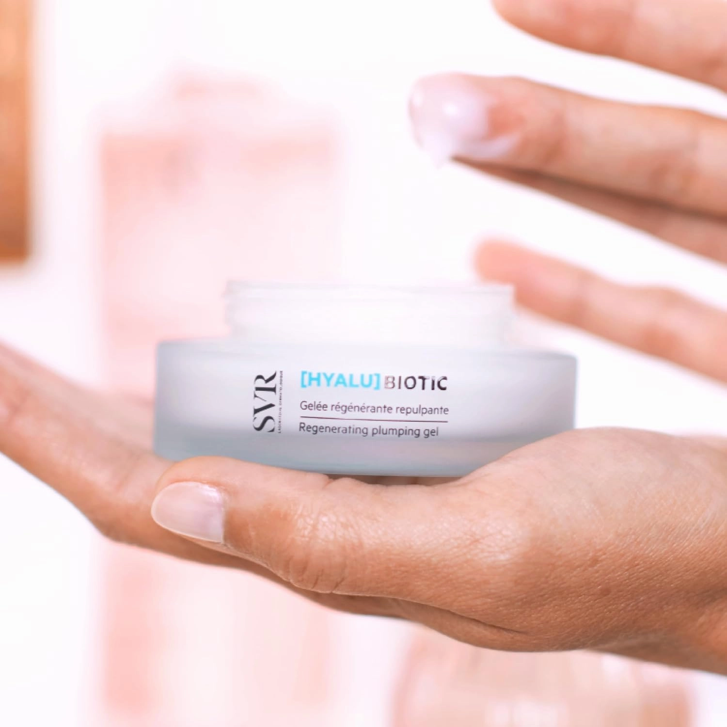 SVR HYALU Biotic Regenerating Plumping Gel. Intensive Moisturizer Face Gel with Hyaluronic Acid, Probiotics & Vitamin C, Anti-Wrinkle Face Cream & Eye Contour Care Day Cream